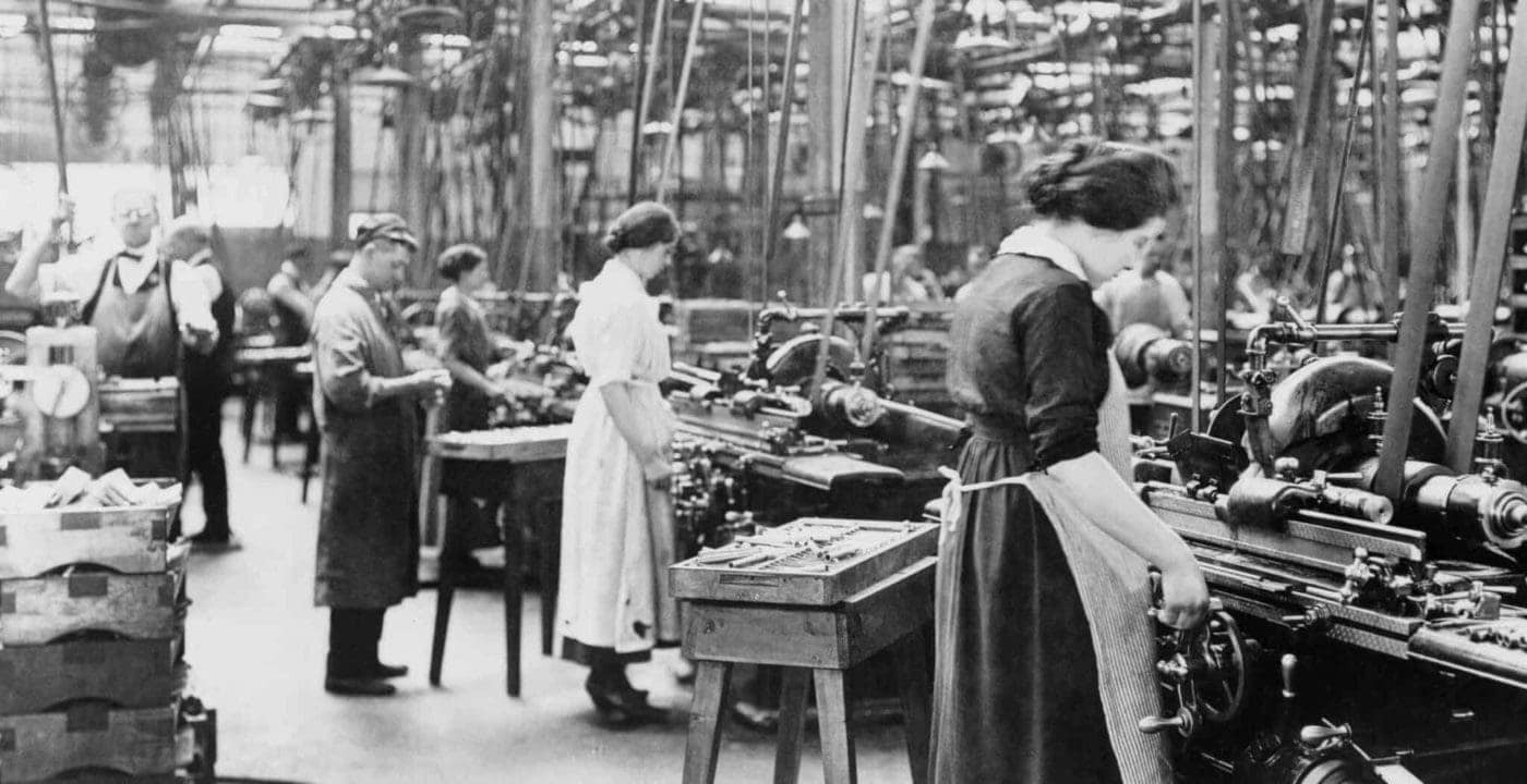 زنانی که در طول جنگ جهانی اول در کارخانه اسلحه‌سازی کلت در هارتفورد، کنتیکت، در حال تراشیدن لوله‌های مسلسل هستند