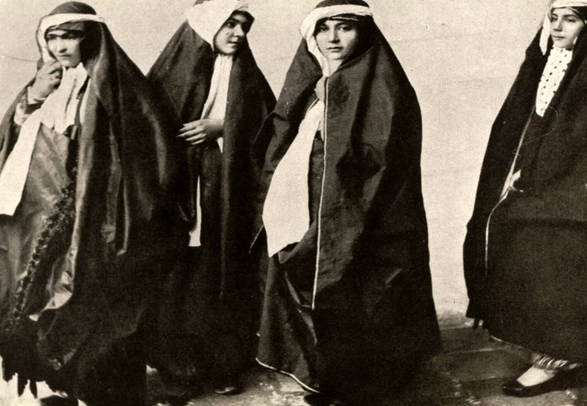 بانوان دوره قاجار با چادر و پوشیه