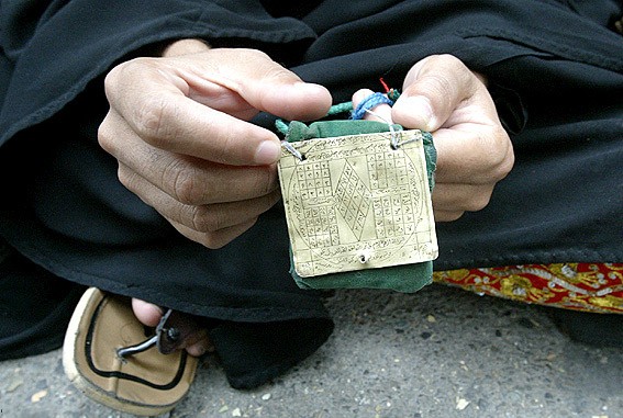 زن رمال و فالگیر