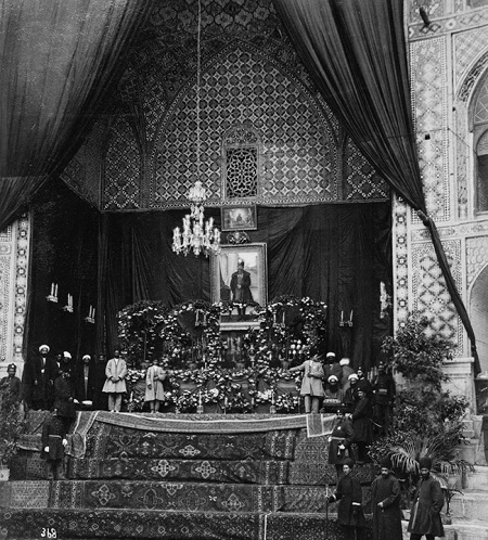 مراسم ترحیم ناصرالدین‌شاه قاجار با حضور اعیان، اشراف و علما در تکیه