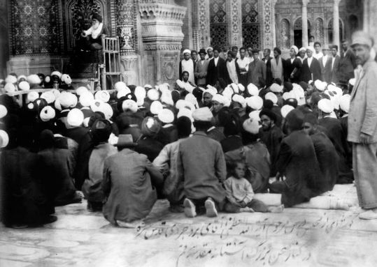 درس سیدحسین طباطبائی بروجردی در صحن بزرگ حرم حضرت معصومه