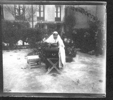 دختر ناصرالدین‌شاه در حال خیاطی