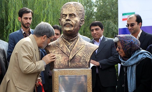 رونمایی از مجسمه محمد قریب در بوستان دانشمندان فناوری پردیس