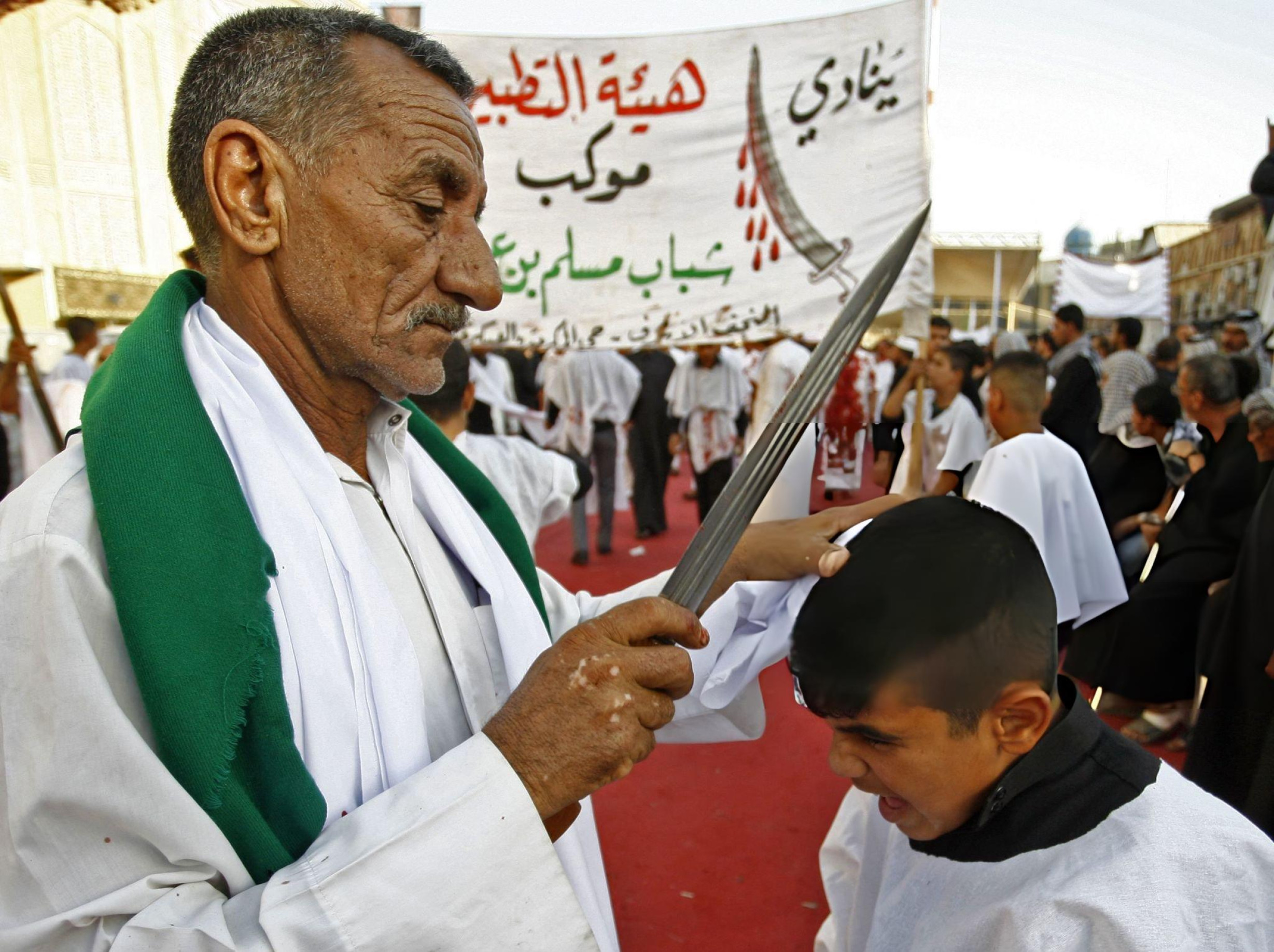 قمه‌زنی پسر توسط پدر در کربلا (عراق)