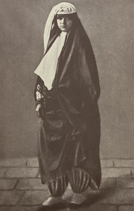زنی از عهد ناصری با چادر کمری، چاقچور و روبنده