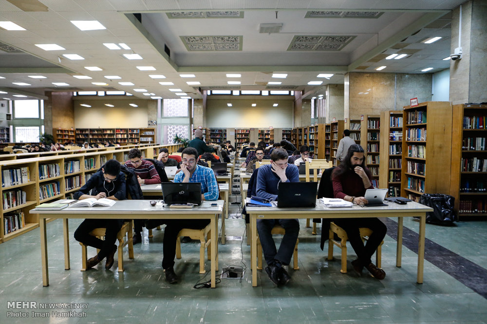 دانشجویان در حال مطالعه در سالن کتابخانه دانشگاه تهران