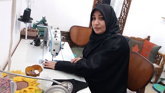 زهرا حسینیان عضو انجمن طراحان مد و لباس در حال خیاطی