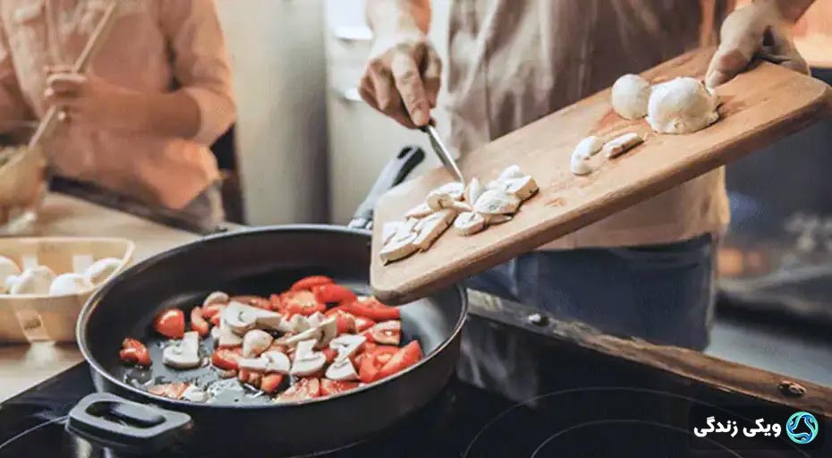 همکاری زن و شوهر در تهیه غذا