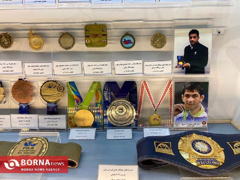 مدال‌هایی اهدایی حسن یزدانی-علیرضا دبیر به موزه حرم امام رضا