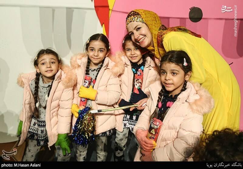 خاله شادونه در کنار چندقلوها در مراسم جشن انقلاب