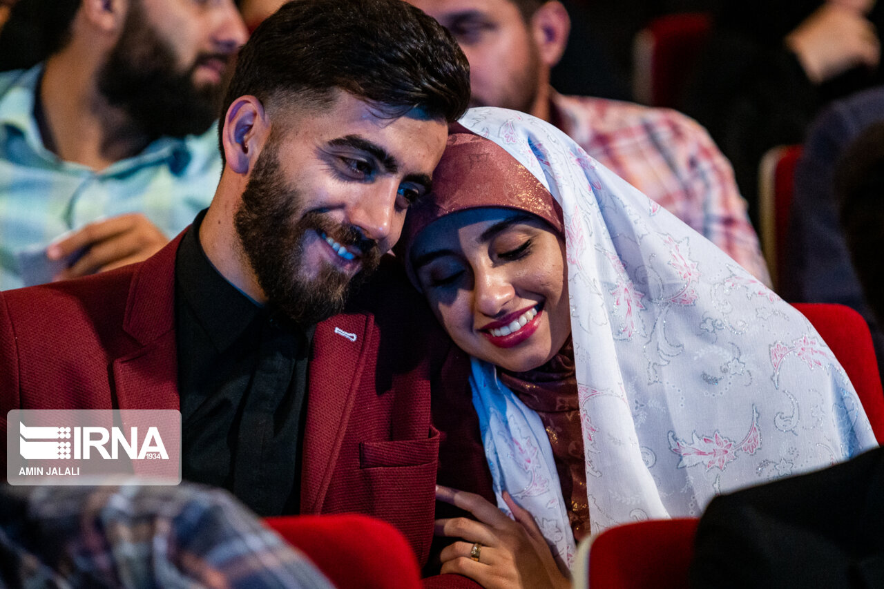 عروس و داماد در مراسم ازدواج دانشجویی