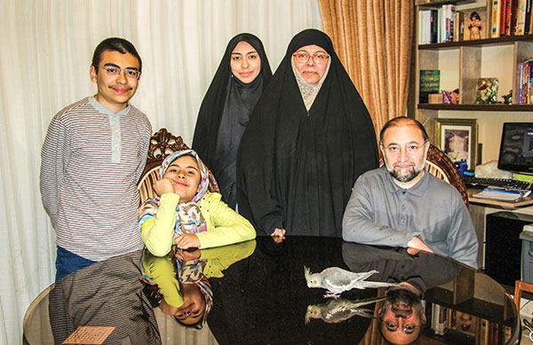 زهرا گنزالس به‌همراه شوهر و فرزندان