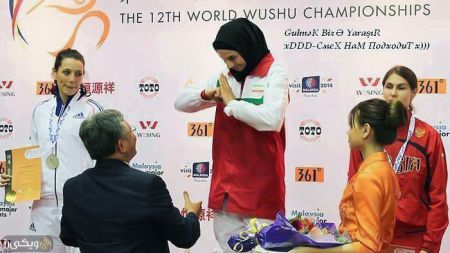 امتناع الهه منصوریان ووشوکار ایرانی از دست دادن با مرد کرهای در زمان توزیع مدال