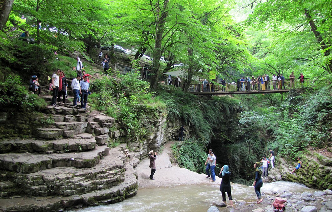 حضور گردشگران در آبشار ویسادار