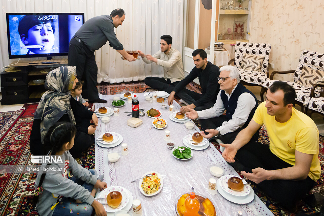خانواده ایرانی سر سفره افطاری