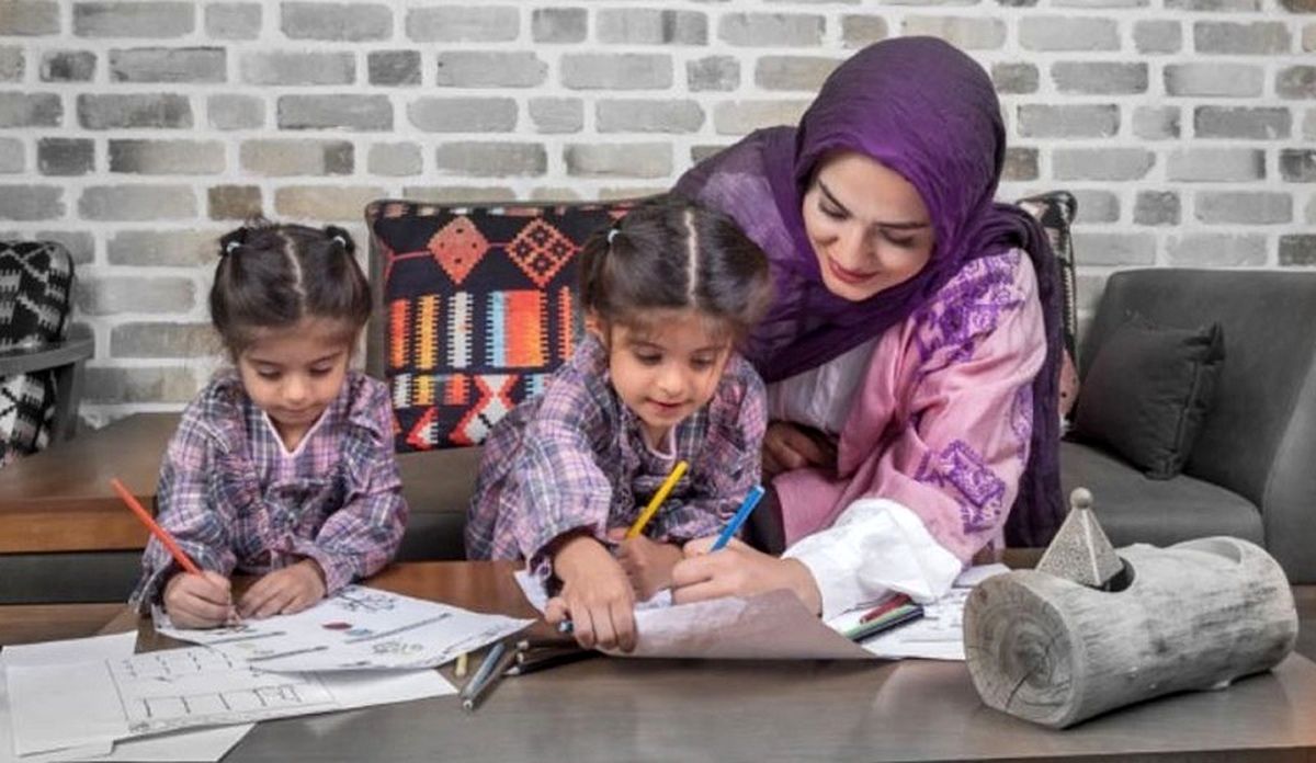 یک زن ایرانی در حال نقاشی با فرزندان خود در خانه