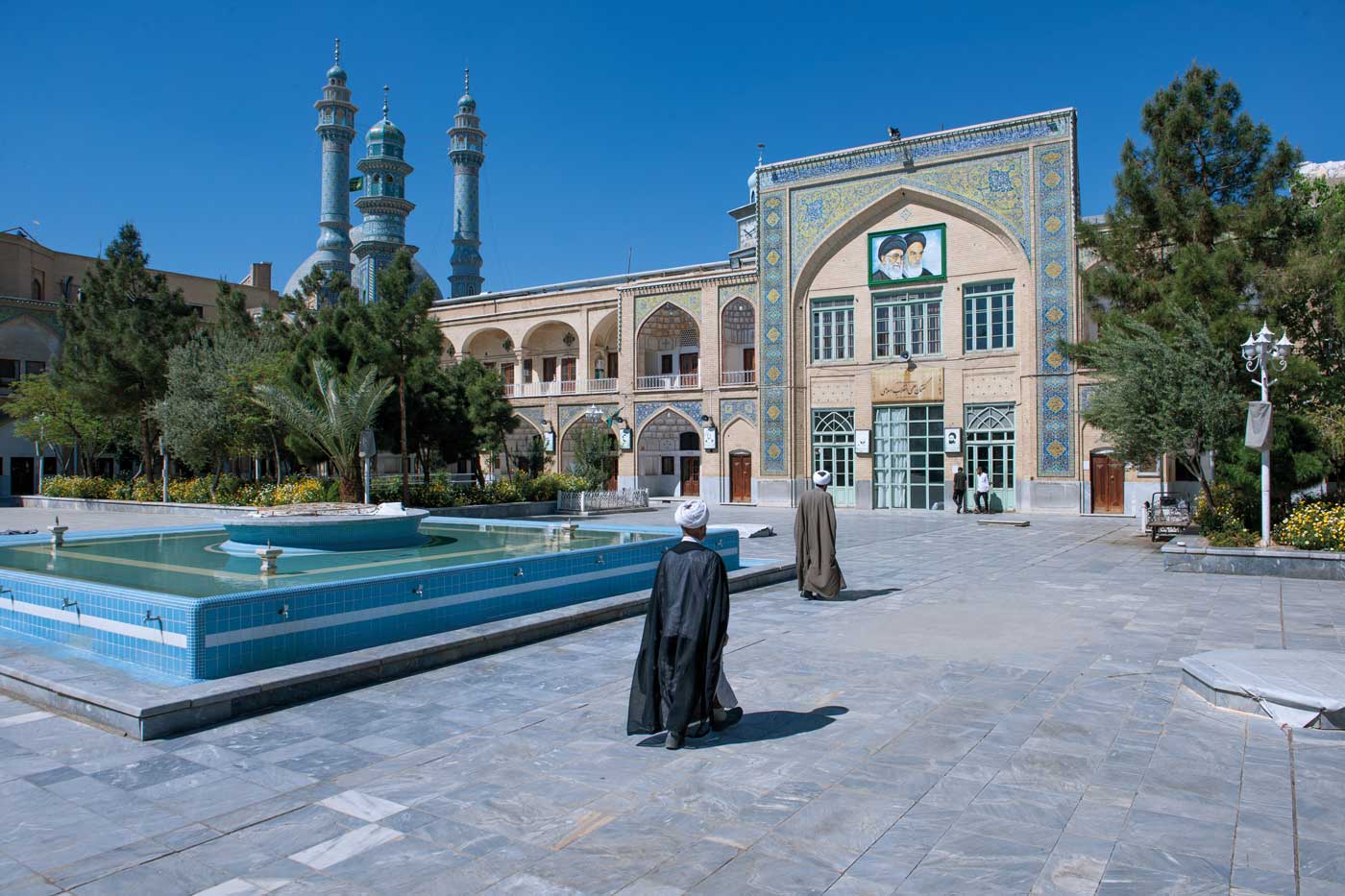 حیاط مدرسه فیضیه قم