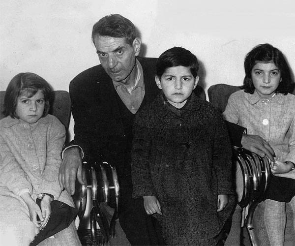 استاد شهریار به همراه فرزندان