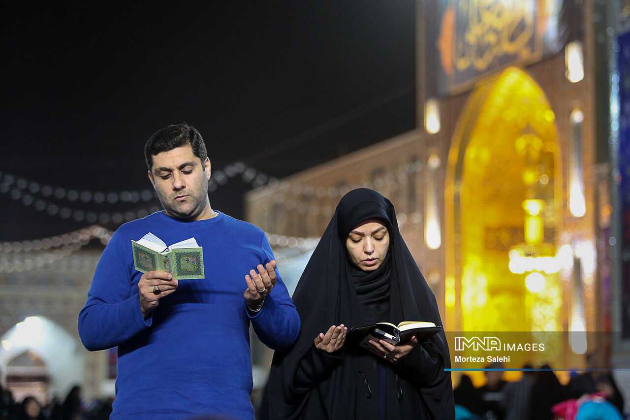 یک زن و شوهر ایرانی در مراسم شب قدر حرم امام رضا