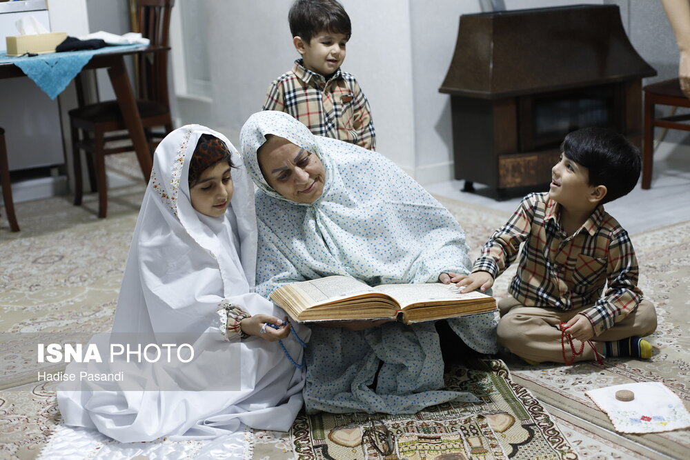 در کنار مادربزرگ خود نماز خواندن