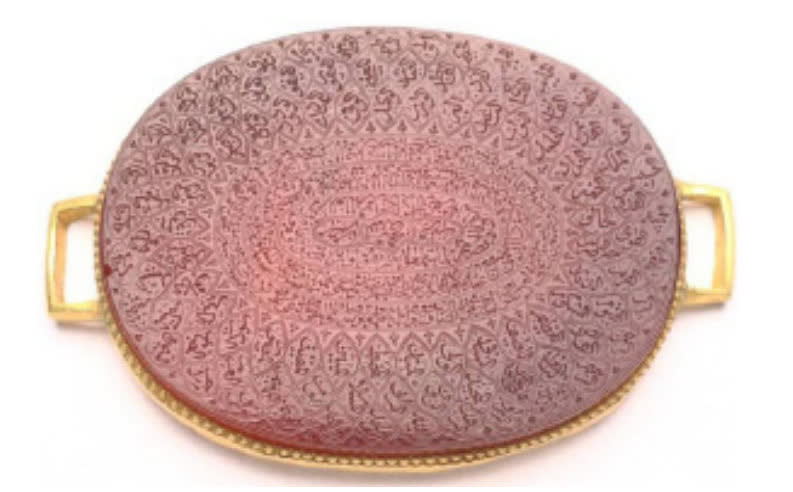 مهر از جنس عقیق به شکل بیضی مسطح با قاب طلا و کتیبه به خط نسخ و ثلث؛ آیاتی از قرآن کریم، آیه‌الکرسی، وان یکاد، نصر من الله و فتح قریب و اسامی خداوند.