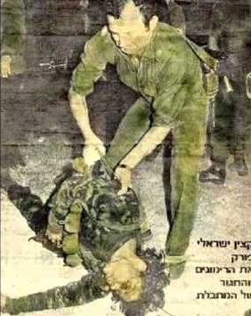 ایهود باراک، در حال کشیدن پیکر دلال المغربی روی زمین پس از شهادت