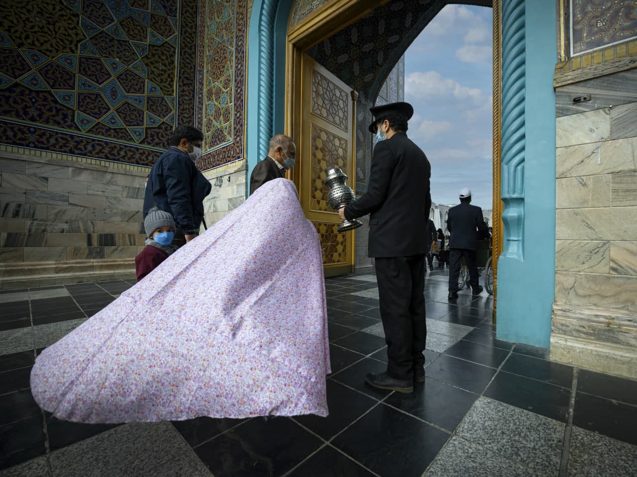 خادم امام رضا در حال اسپند دود کردن