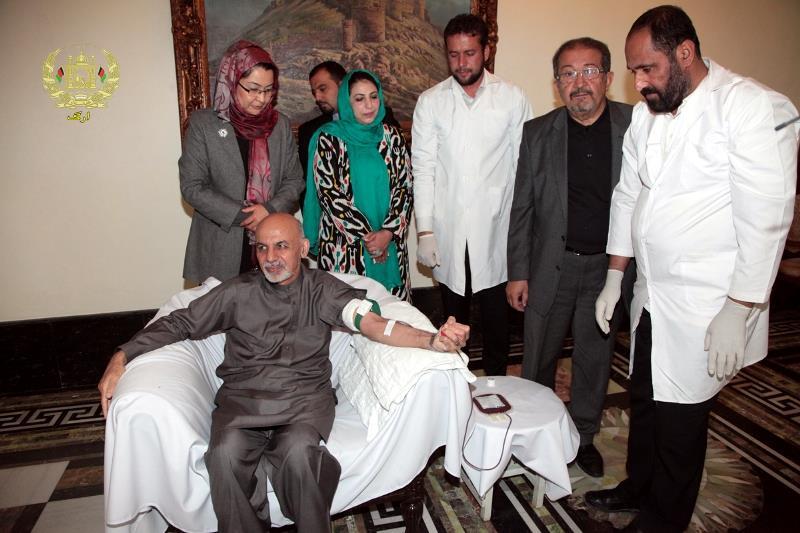 اشرف غنی در حال اهدای خون در روز عاشورا