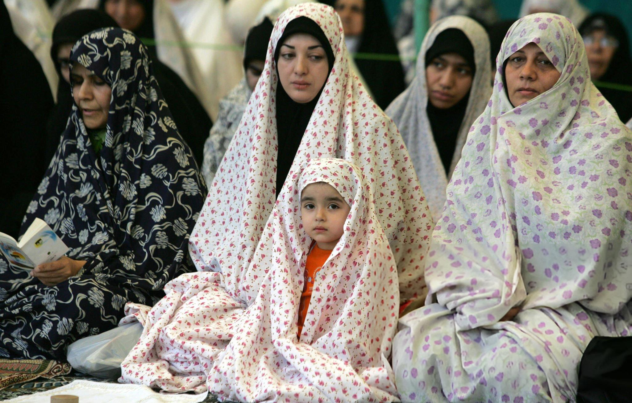 دختر خردسال و مادرش در نماز جمعه تهران