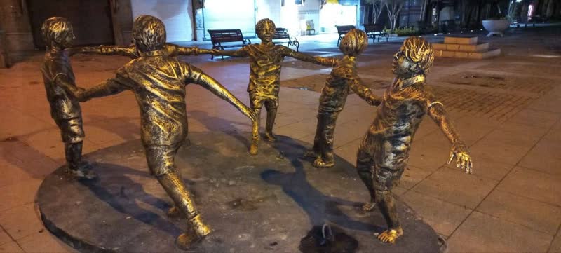 المان بازی محلی و سنتی آسیاب بچرخ در پیاده راه امیرکبیر