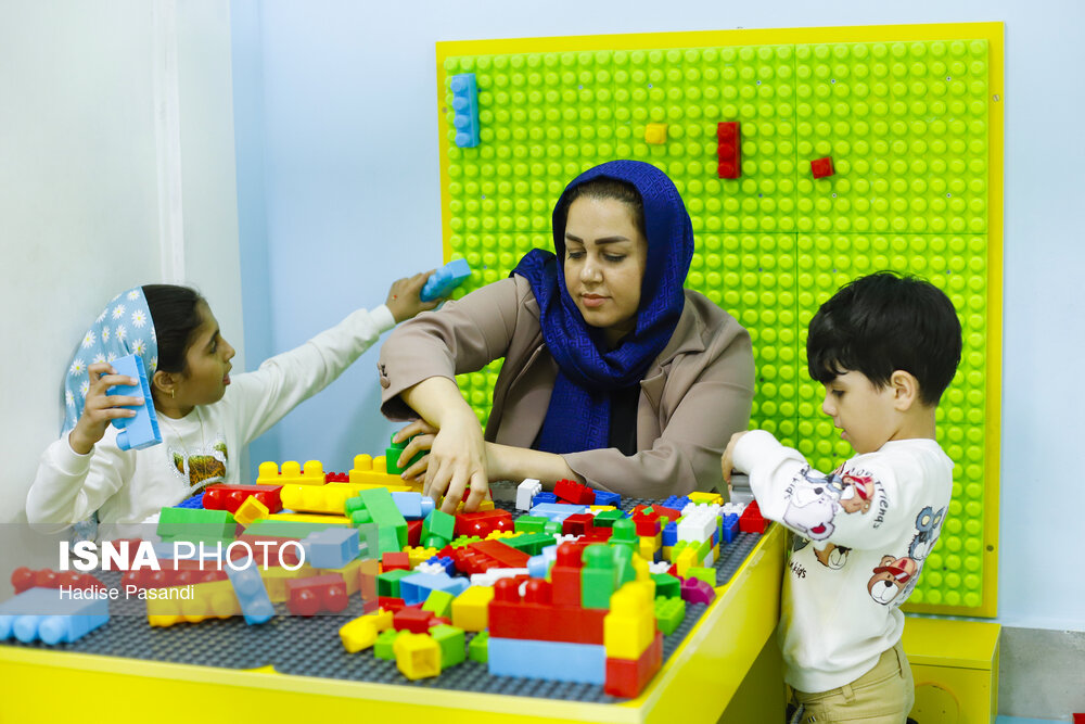 هم‌بازی شدن مادر با فرزندان در شهربازی