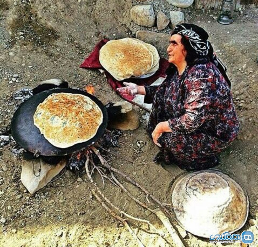 زن لر در حال طبخ نان چزنک رغو