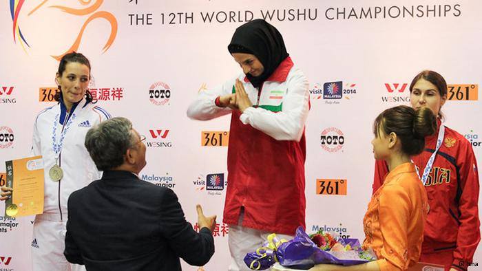 امتناع الهه منصوریان ووشوکار ایرانی از دست دادن با مرد کره‌ای در زمان توزیع مدال