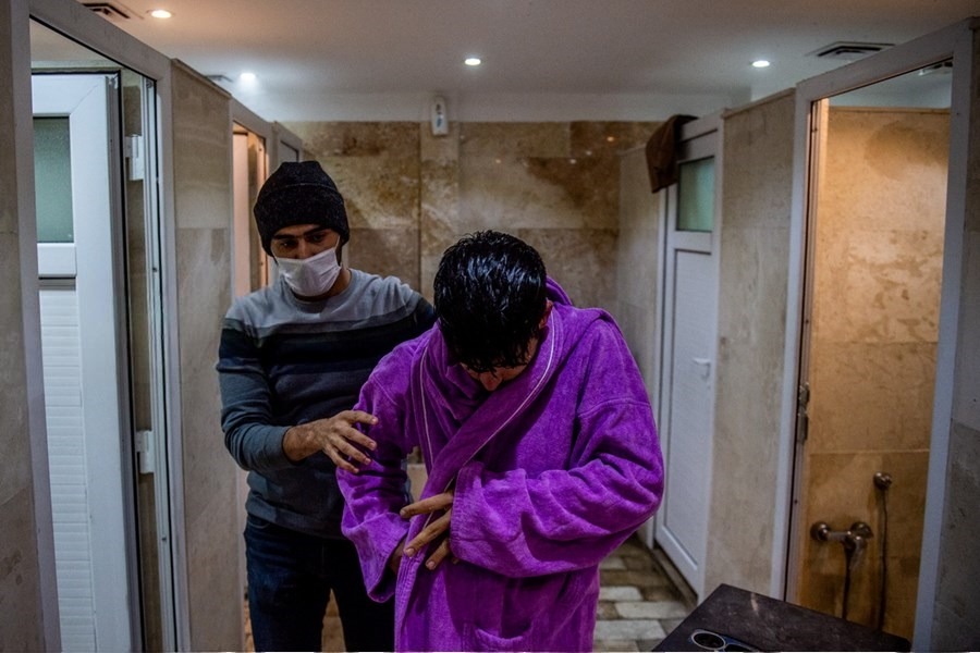 استحمام نیازمندان تکیه آقا مرتضی علی