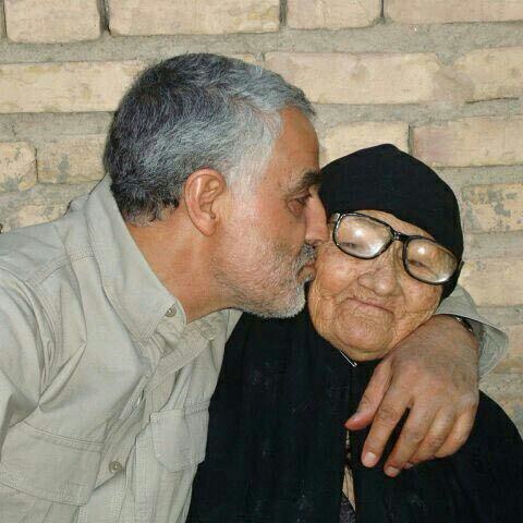 شهید قاسم سلیمانی در حال بوسیدن صورت مادرش