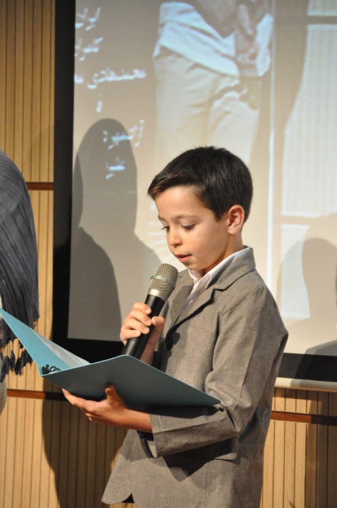 محمدامین گوهری در حال سخنرانی در مراسم شب فرهنگنامه کودکان و نوجوانان