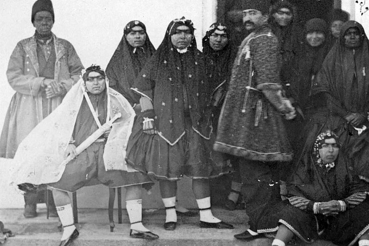 ناصرالدین شاه در حرمسرا در کاخ گلستان