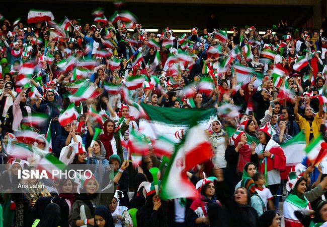 حضور بانوان ایرانی در ورزشگاه آزادی با پرچم ایران برای تماشای دیدار تیم ملی فوتبال ایران با کامبوج