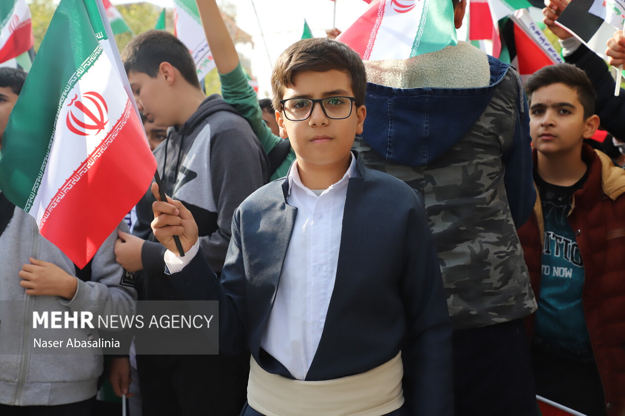 حضور نوجوانان کردستانی در راهپیمایی ۱۳ آبان