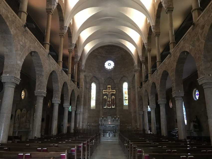 فضای داخلی کلیسای مارونی سنت الیاس یا مار الیاس در بیروت، لبنان