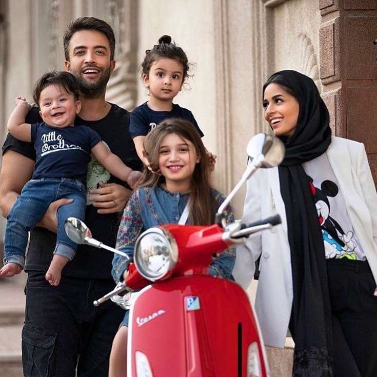 بنیامین بهادری به همراه همسر و فرزندانش