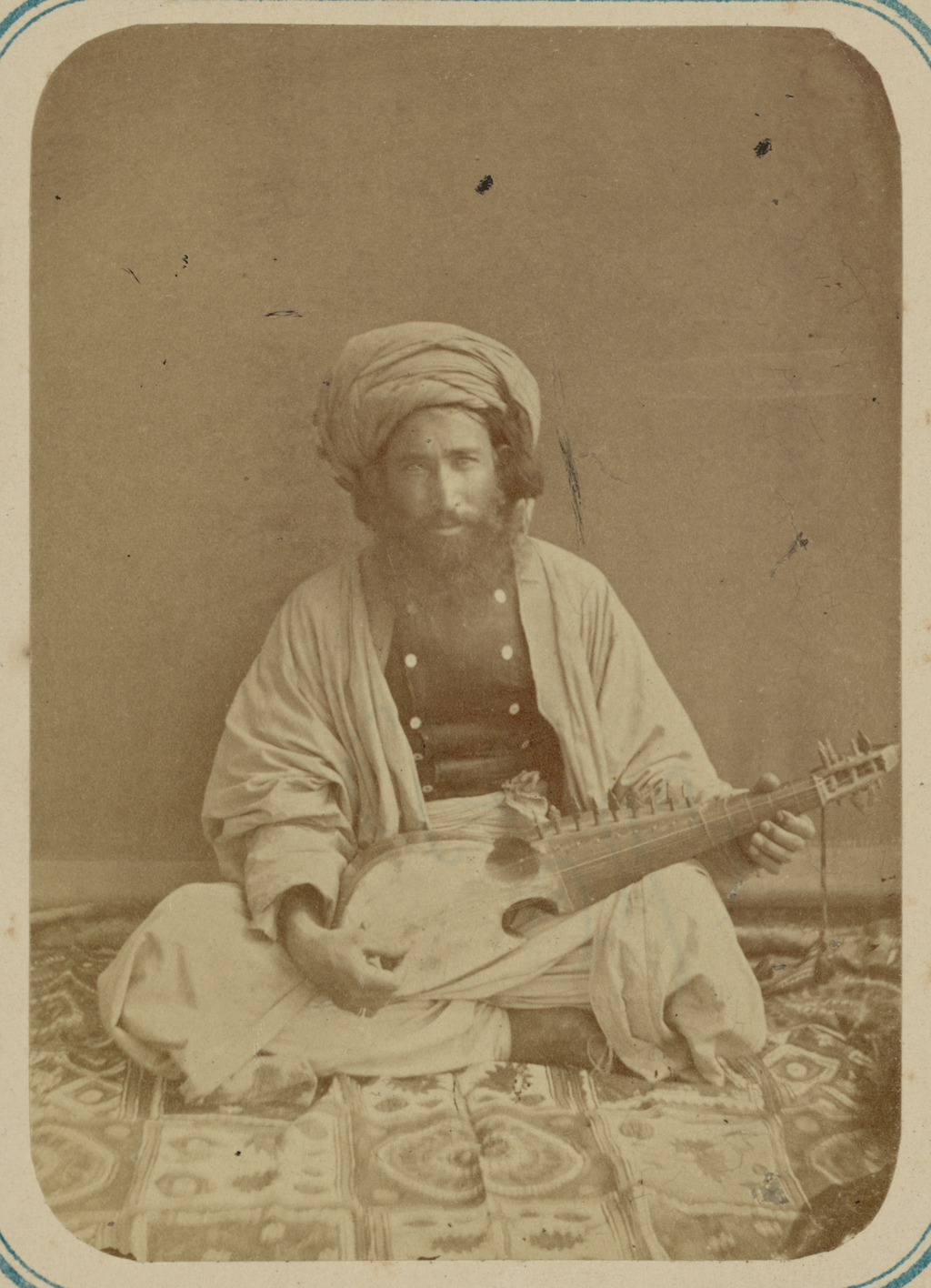 نوازنده افغانستانی ساز رباب