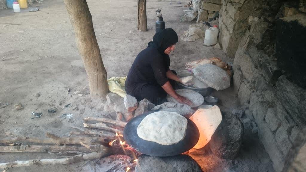 زن بختیاری-بخت نان بر روی تنور طابون