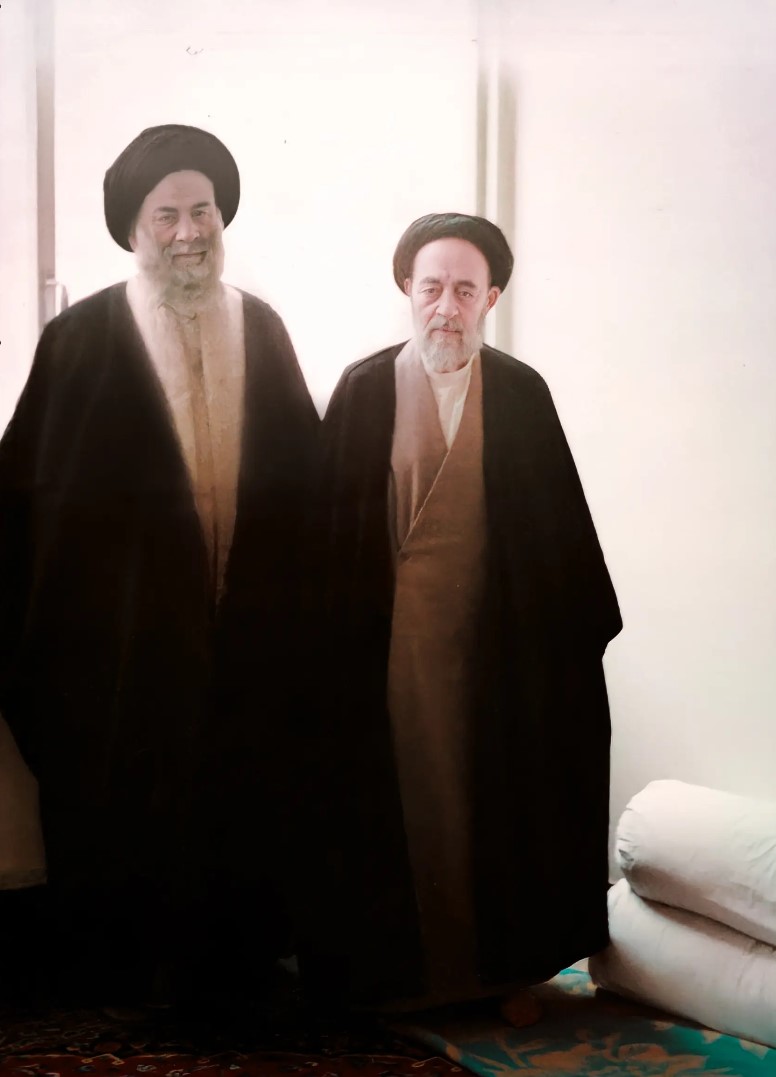 سید محمدحسین حسینی طهرانی در کنار علامه طباطبایی در منزل مرحوم قدوسی