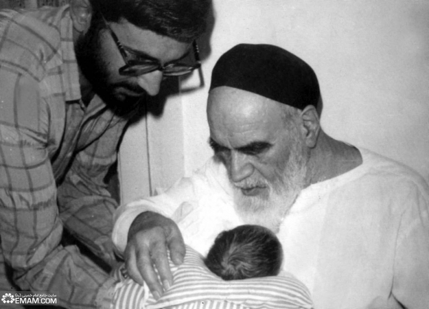 گفتن اذان و اقامه در گوش نوزاد توسط امام خمینی