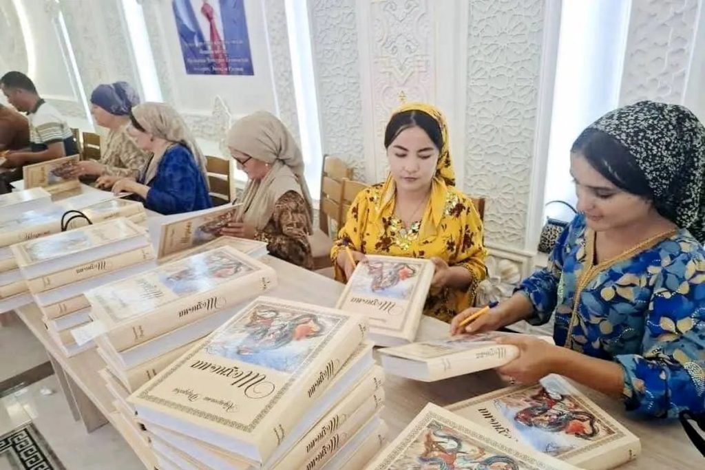 توزیع رایگان شاهنامه فردوسی بین خانواده‌های تاجیکستان