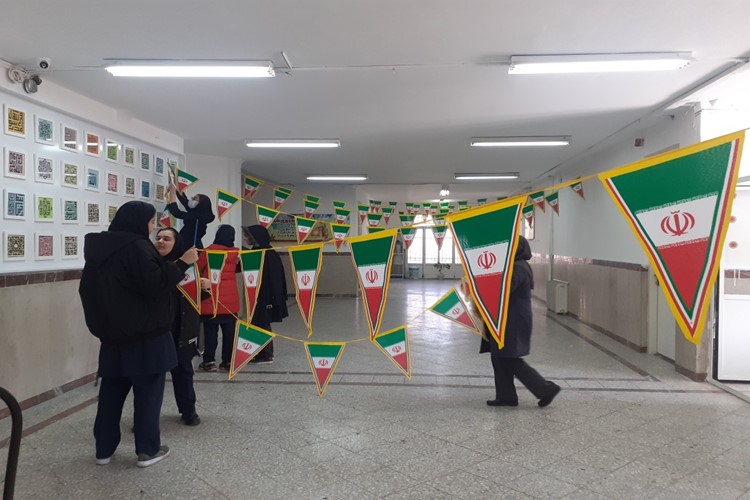 همکاری دانش آموزان برای تزیین مدرسه جهت استقبال از دهه فجر؛ هنرستان دخترانه امین