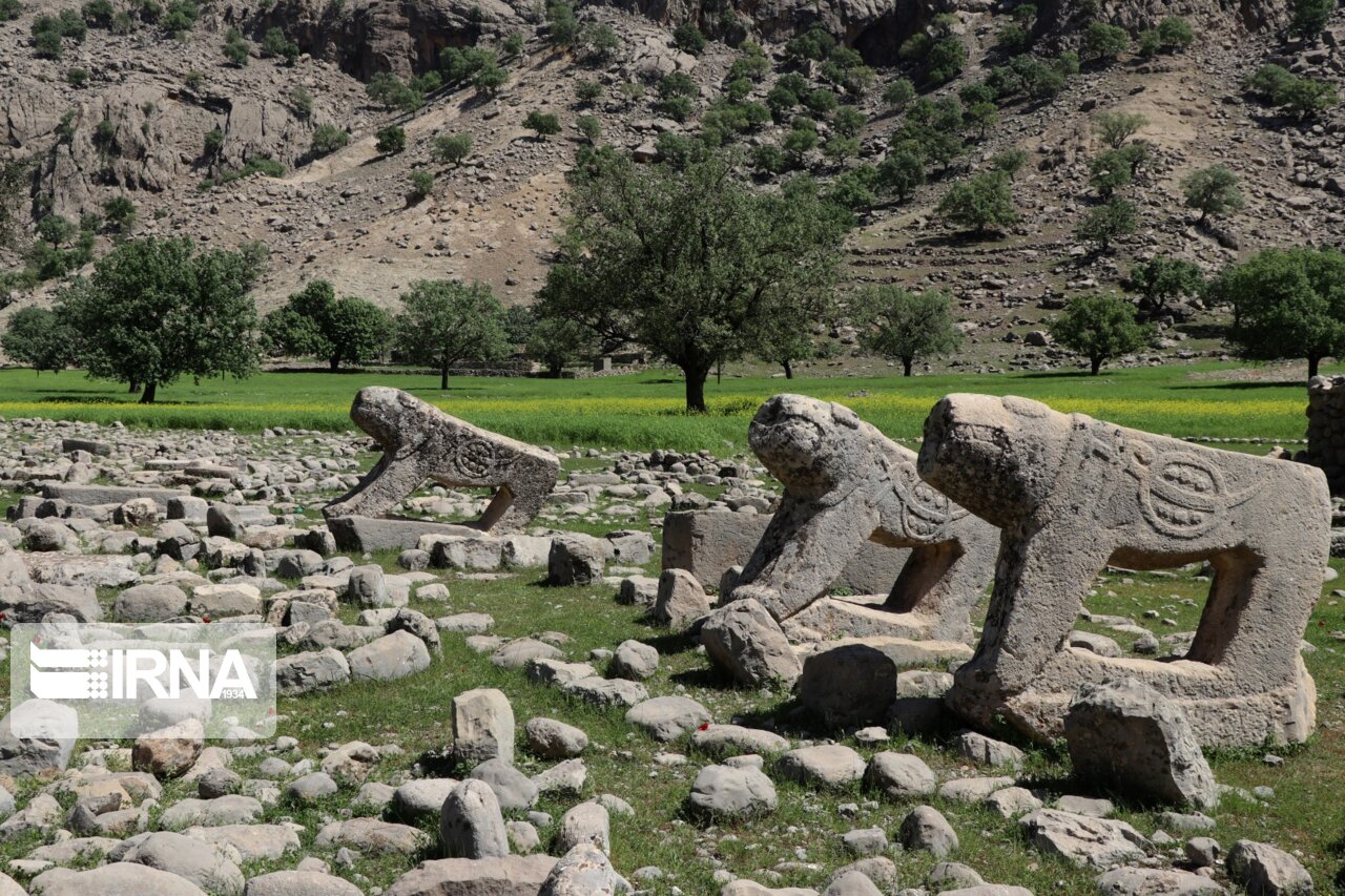 بَردِ شیر (شیر سنگی) آبشار نگین