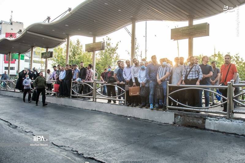 تصویری از یک ایستگاه اتوبوس در سطح شهر تهران